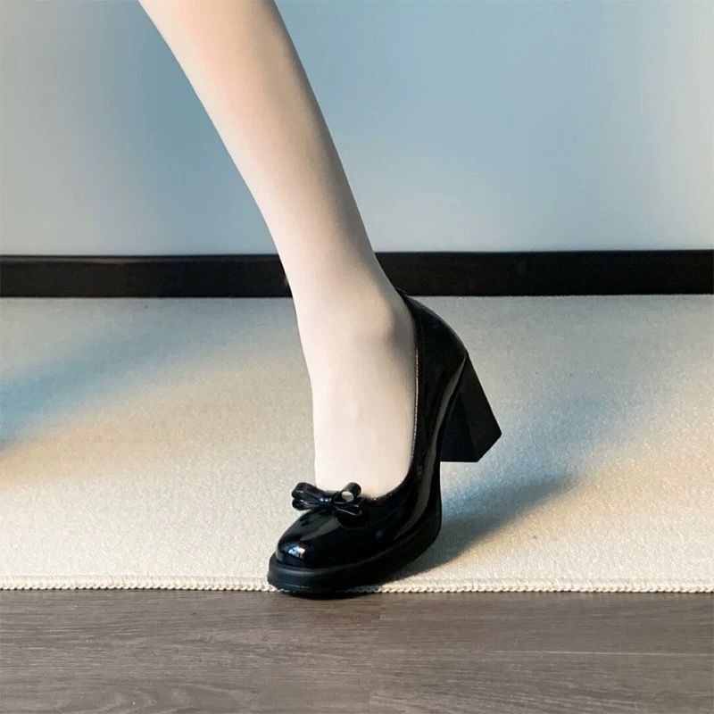 2026 nuevos zapatos de cuero negro esmaltado, zapatos de cuero de talón grueso, zapatos de cuero no cansados