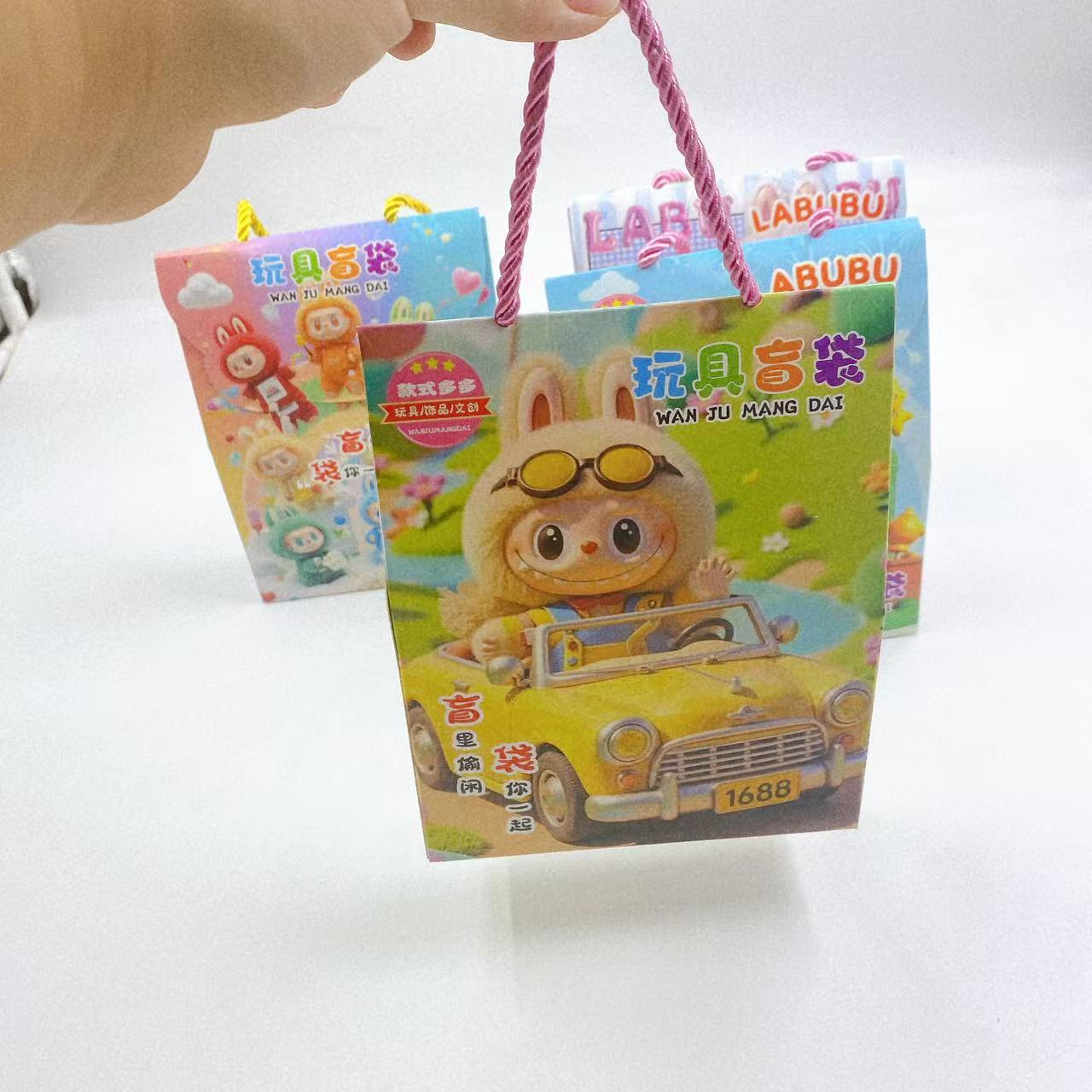 Juguetes infantiles de dibujos animados bolsas ciegas de mano nueva caja ciega bolsas de regalo papelería pegatinas regalo jardín de infantes premios al por mayor