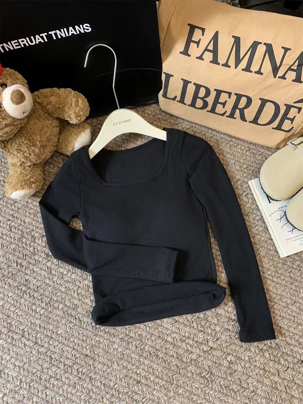 Otoño y invierno coreano abrasión ropa interior de cuello cuadrado con cojín de pecho caliente manga larga delgada camiseta de vestir en la camiseta