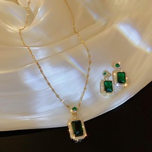 祖母绿水晶项链女轻奢高级感绿色吊坠小众气质18K金绿宝石锁骨链