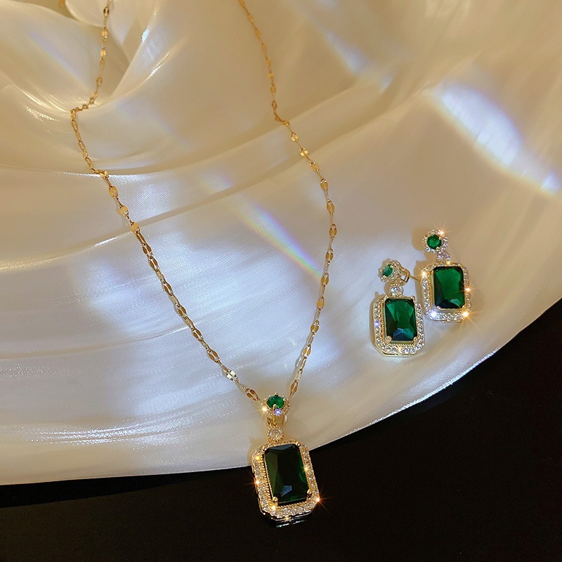 Emerald Crystal Necklace for Women, Light Luxury Green Pendant, Niche 18K Gold Emerald Clavicle Chain, Light Luxury Style