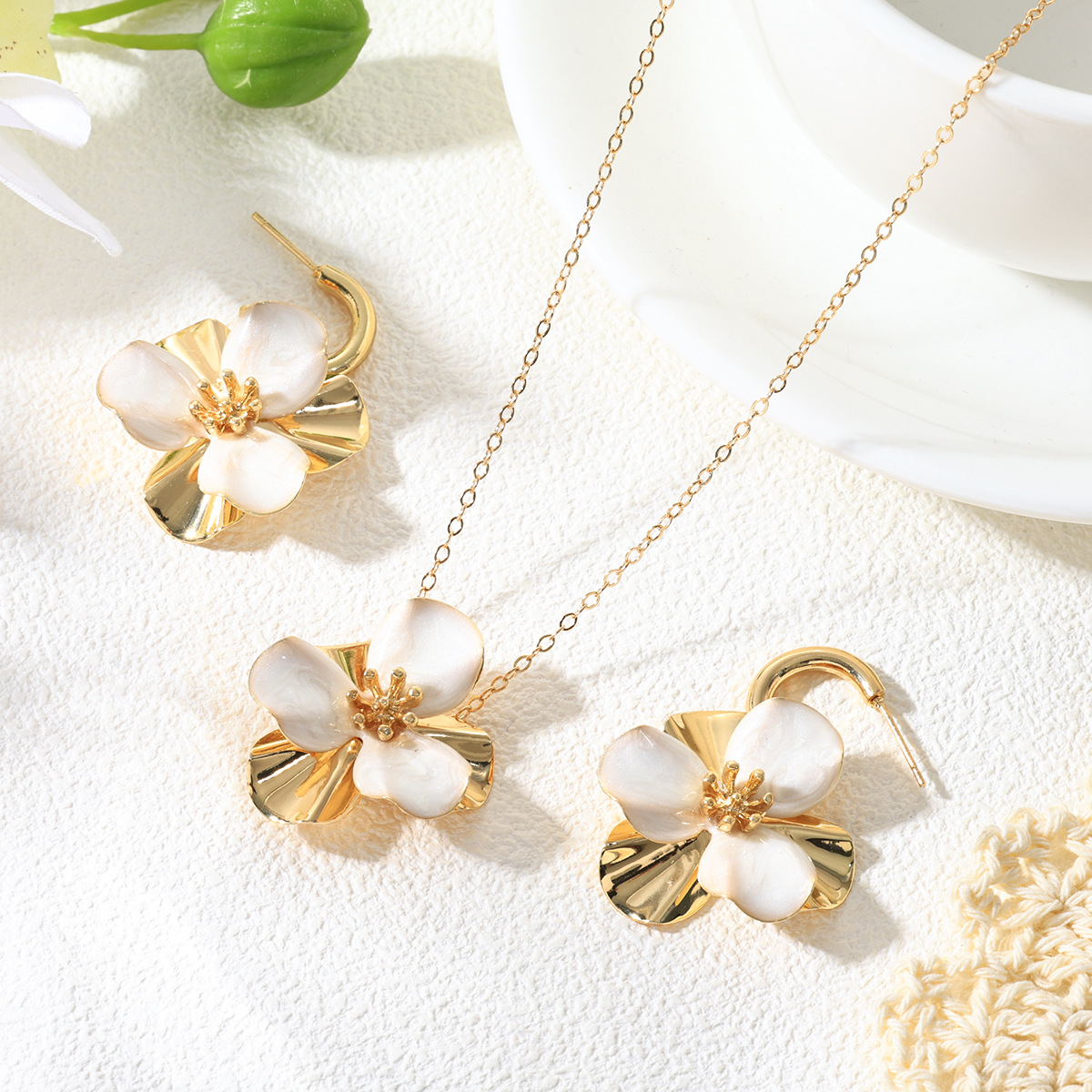 Collar de flores de aceite de goteo de color de temperamento natural europeo y americano Moda dulce viento de metal aretes de flores traje de joyería mujer