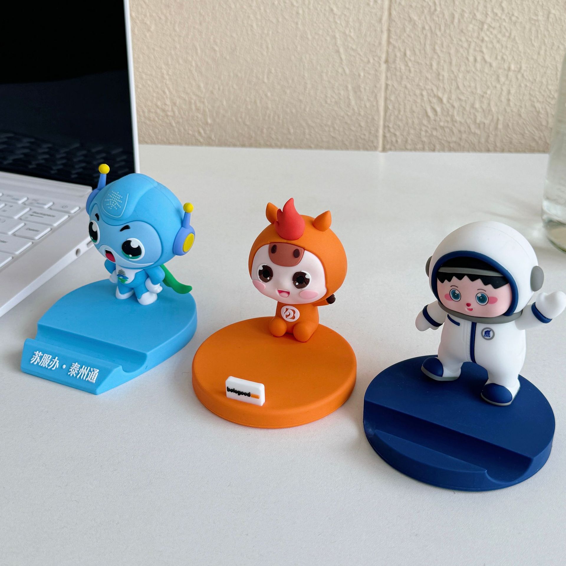 Creative Corporate Image Figurine Ornaments Pvc Soft Rubber Phone Holder Trendy Gift Desktop Phone Stand Customization