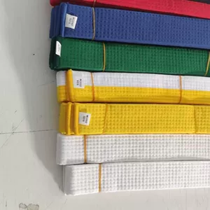 Производитель реализует пояса для тхэквондо, пояса для дзюдо-каратэ, детские экзаменационные ленты для взрослых, красные и черные пояса с вышитыми символами.