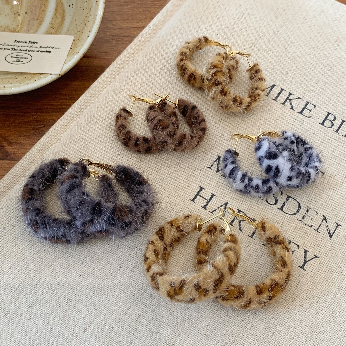Retro Plush Leopard Print Hoop Earrings for Women, Silver Needles, Exquisite and High-End Elegant Earrings, Fashionable Autumn and Winter New Earrings