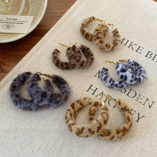Retro Plush Leopard Print Hoop Earrings for Women, Silver Needles, Exquisite and High-End Elegant Earrings, Fashionable Autumn and Winter New Earrings