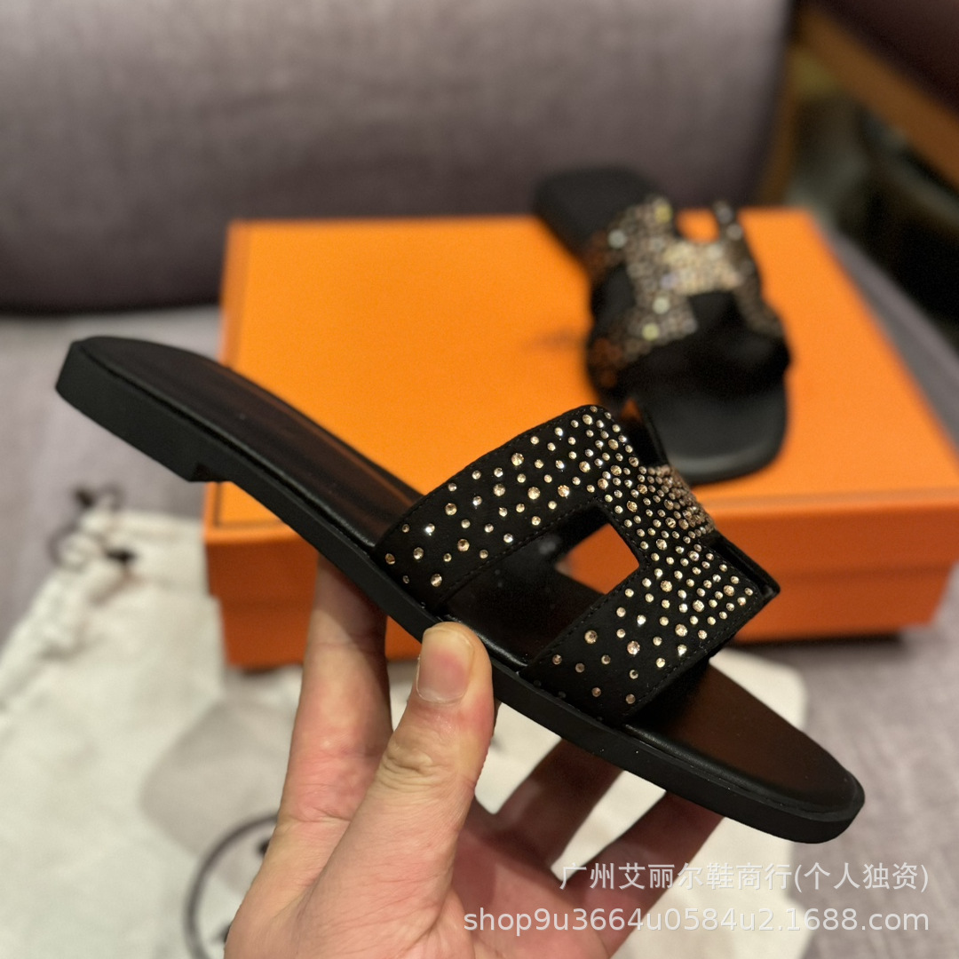 Europa y los Estados Unidos 2025 zapatos caseros de mujer una palabra fuera de H zapatillas de diamante de cuero plano playa casuales zapatillas frías tacones planos resistentes al desgaste