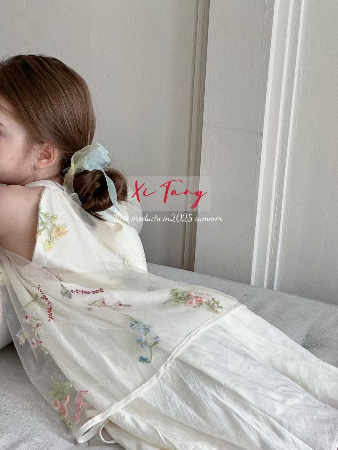 Abito bambina con scollo all'americana in tulle e ricami_voghion.com