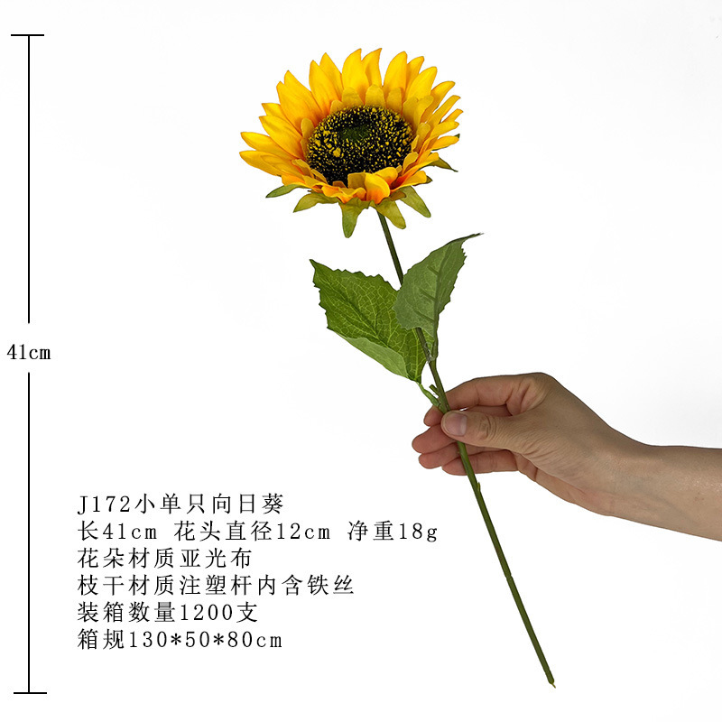 ヒマワリのシミュレーション花の卸売り家の客間に結婚祝いの花芸の装飾道具の造花の花束を飾っています。|undefined