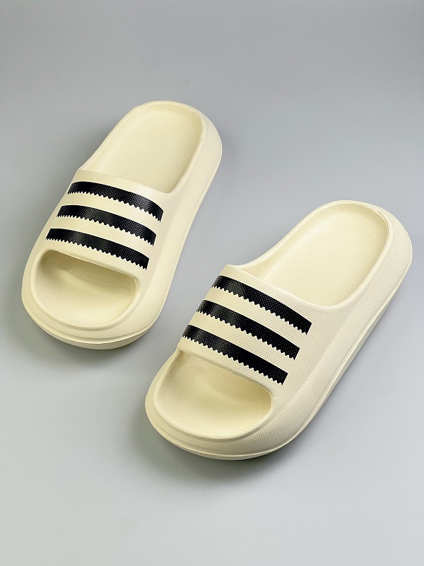 Pisar los zapatos con agujeros de mierda para mujer verano 2025 nuevo estilo exterior antideslizante EVA playa Baotou suela gruesa suela blanda zapatillas de dibujos animados