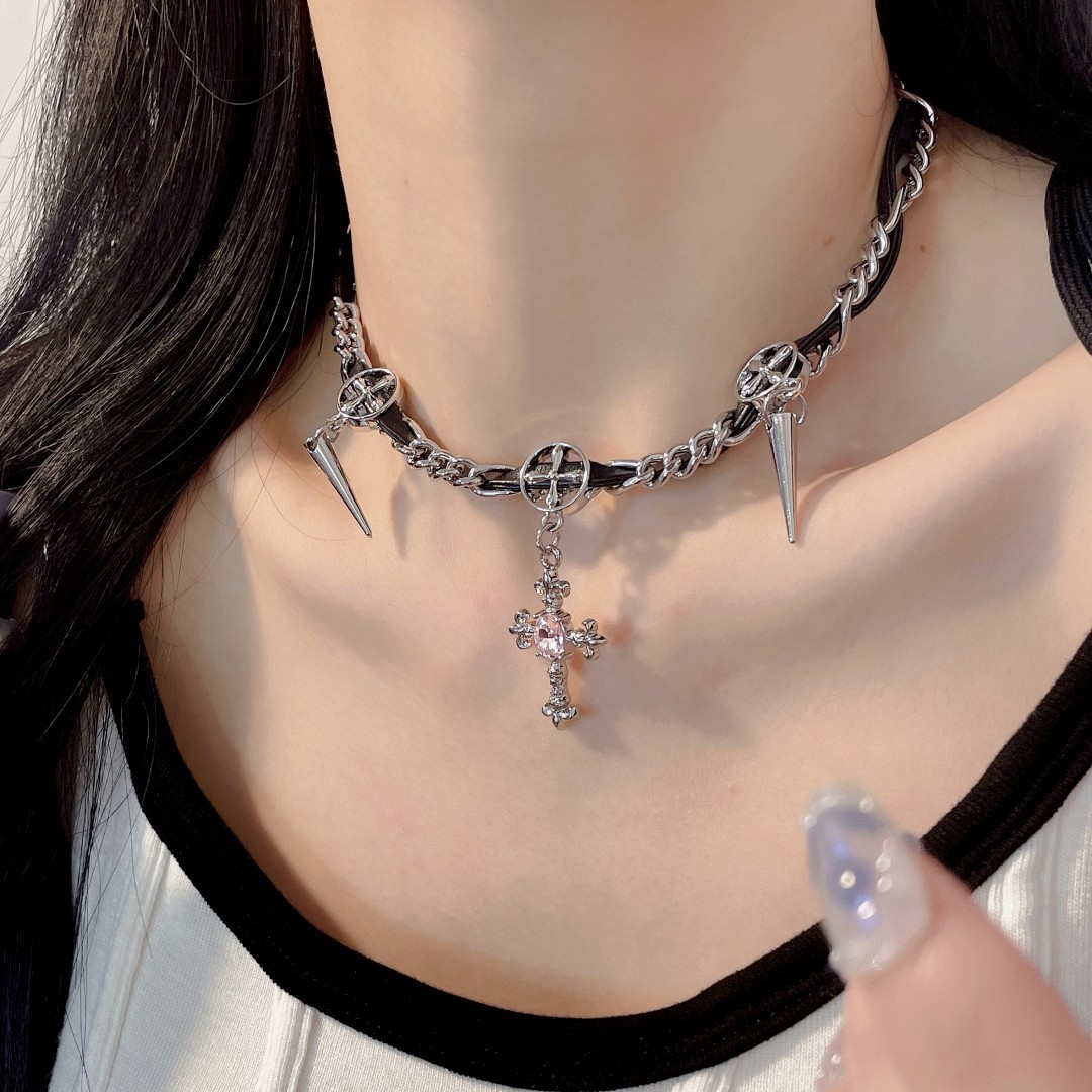 1 Piece Fashion Cross Alloy Inlay Rhinestones Women's Necklace display picture 3