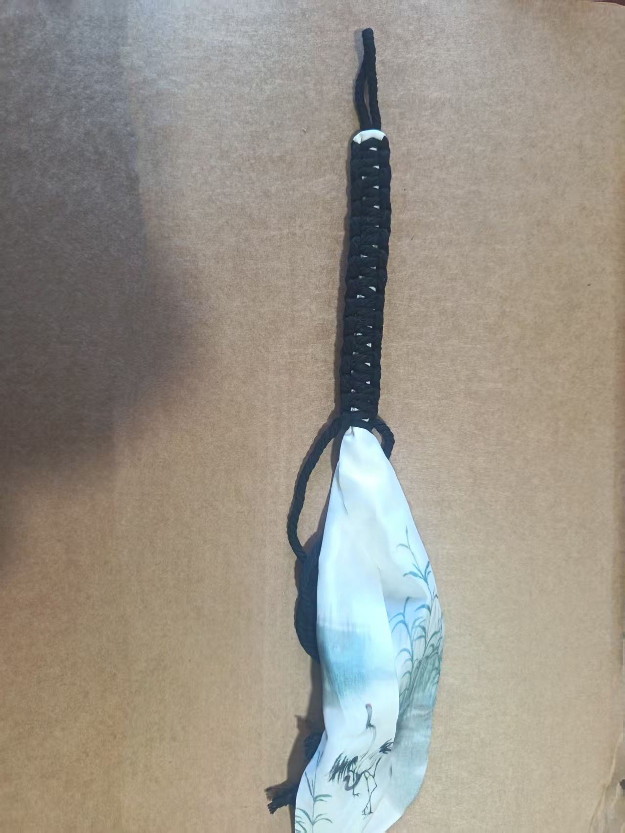 검정색 손잡이 끈