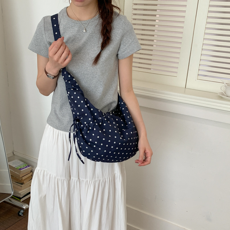 Bolsa de brazo de onda coreana para mujeres 2026 nueva bolsa de hombro de nicho de nicho de diseño diario de viajes extranjeros bolsas de bolsas