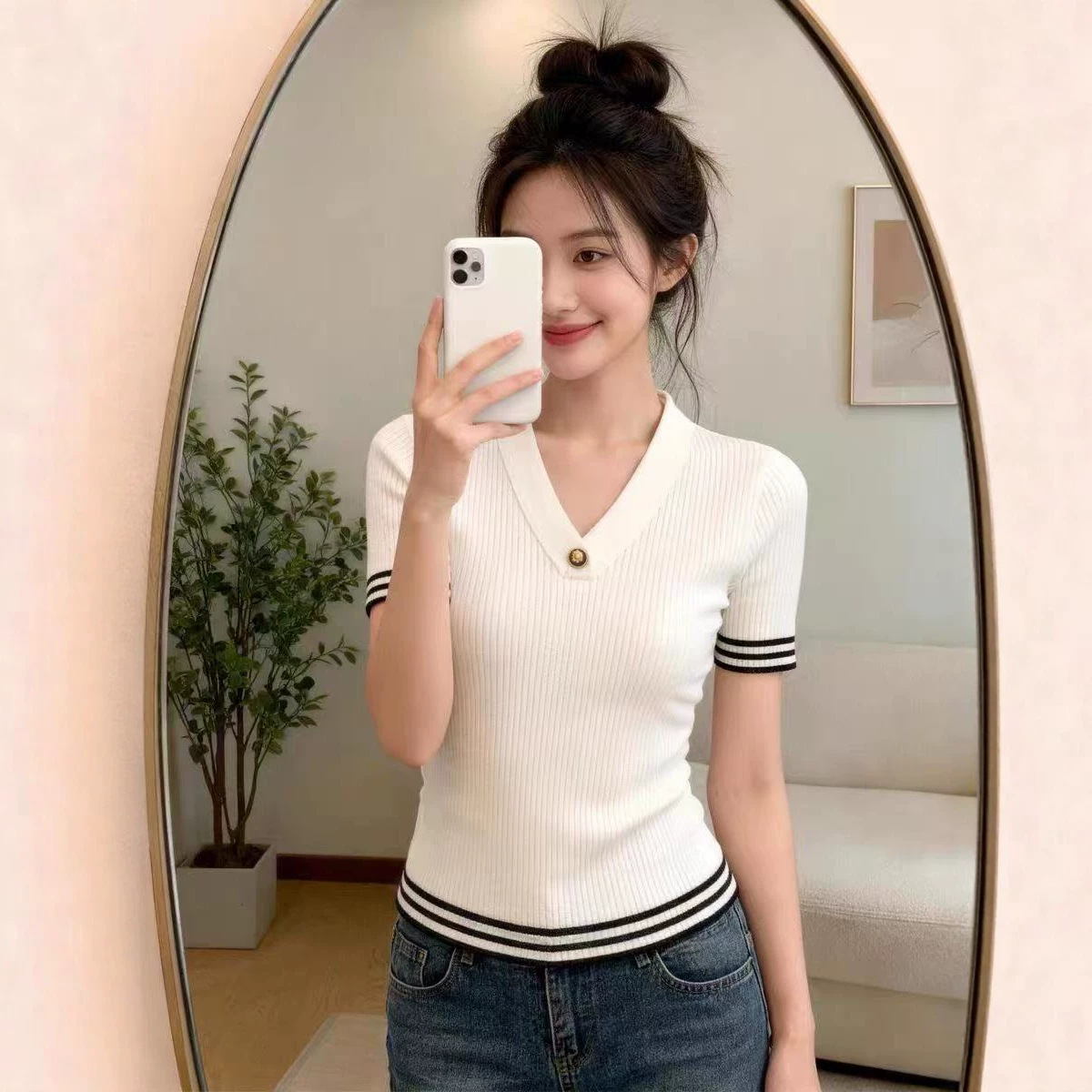Áo thun nữ cổ V sọc kẻ tay ngắn phối nút — đen chi tiết 1