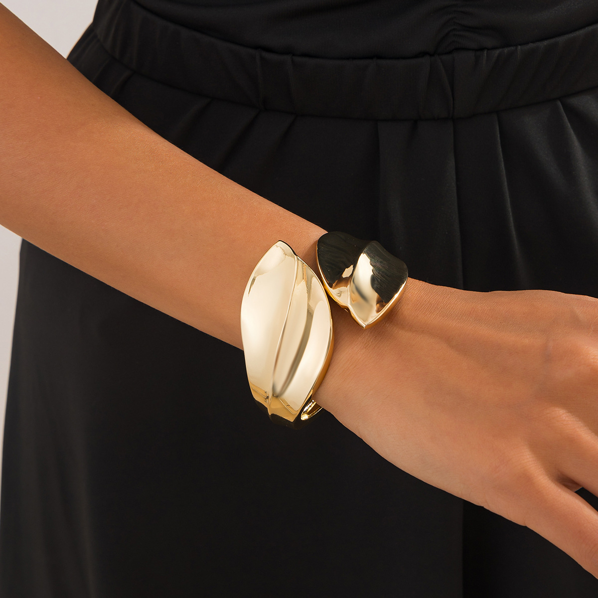 55g Weight Bangle Classification Alloy Chain Material 1 Piece Quantity Holiday, Travel Occasion Alloy Material Geometric Pattern Women's Gender Plating Design Elegant, Lady, Simple Style Style Elegant Lady Simple Style Geometric Alloy Bangles Wholesale 27