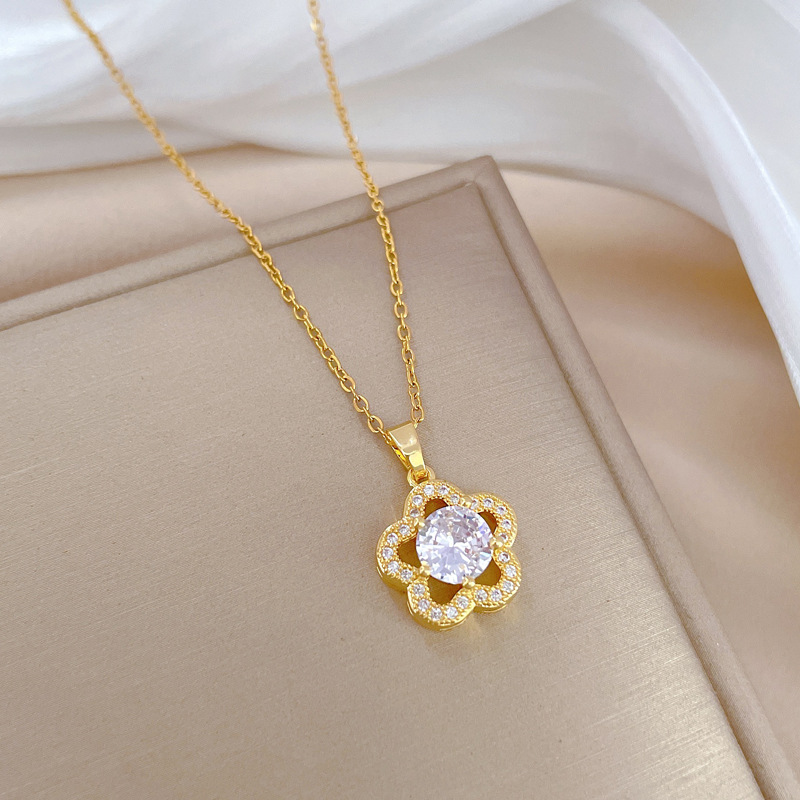 Five Leaf Flower Necklace In Titanium Steel With Gold Finish For Women_voghion.com