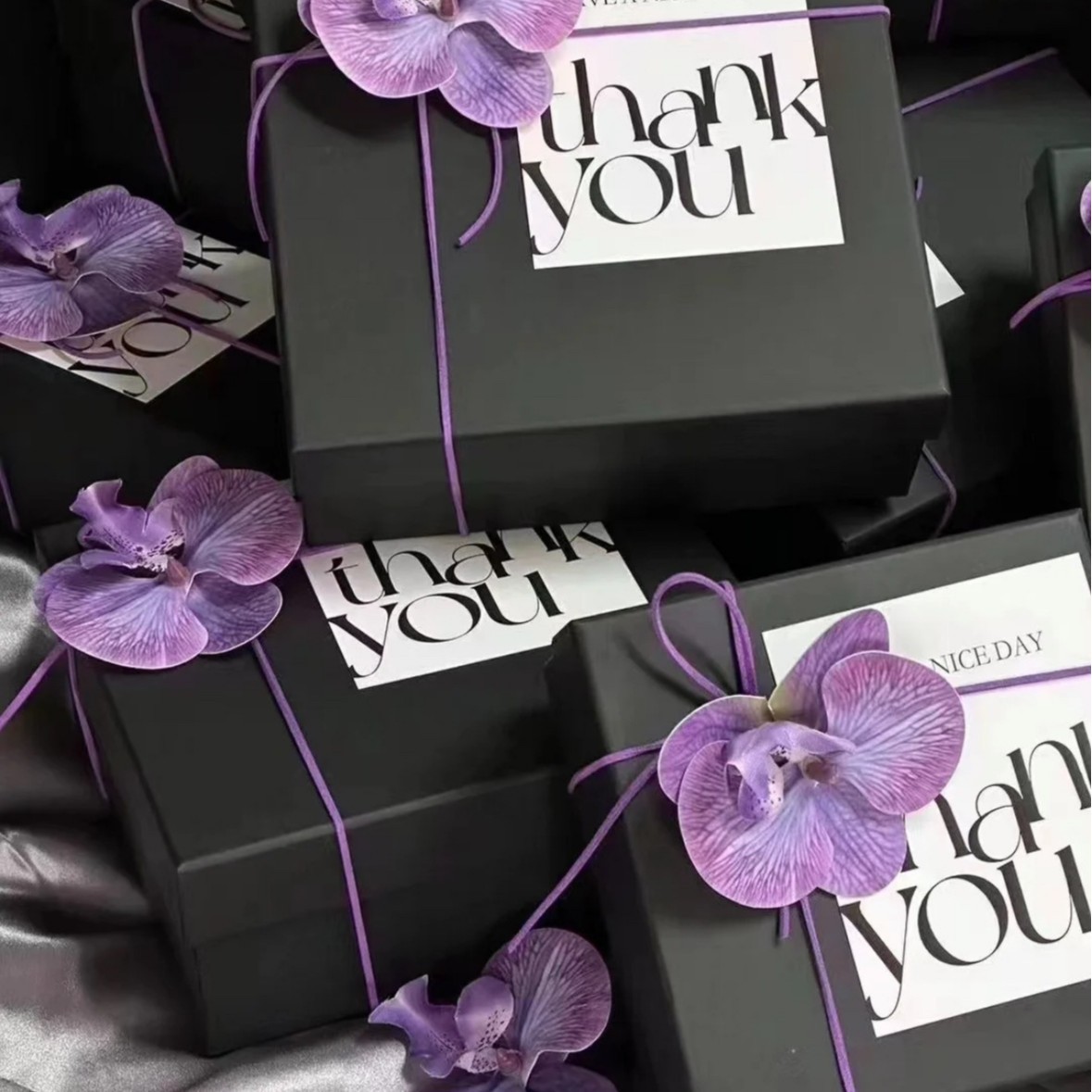 보라색 꽃 가죽 로프-검은색 빈 상자