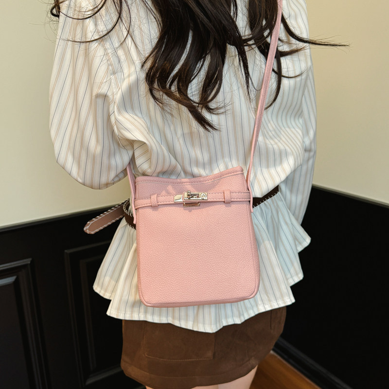 Lichi mujer nueva moda exquisita nicho de fuego verano 2026 temperamento bolso de moda móvil mochila de hombro estampado