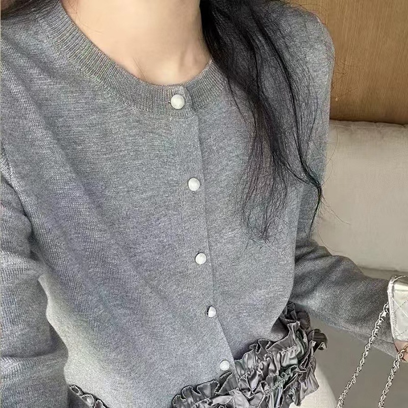 2025年の春の新型の底のレースは優しい風のウールのニットの女性の小さい衆をつなぎ合わせて年齢のセーターを減らします。
