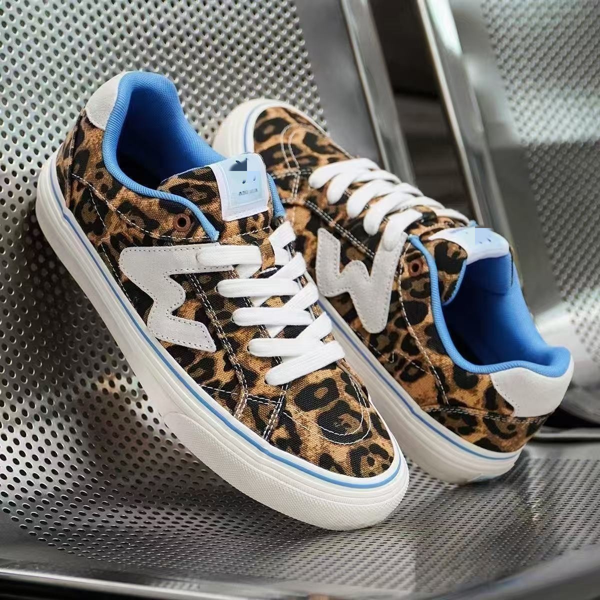 Hong Kong estilo clásico versátil estampado de leopardo zapatos blancos bajos in tide mujeres otoño 2025 nuevo estilo de moda zapatos de skate casuales