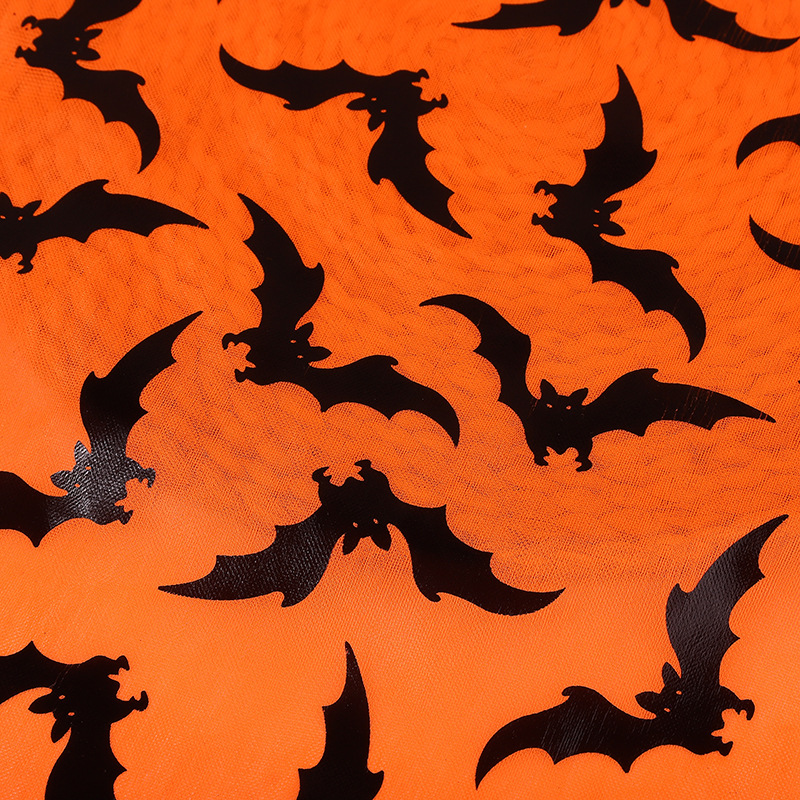 現物のオレンジ色の黒いコウモリは金布のハロウィンの舞台にアイロンをかけます。|undefined