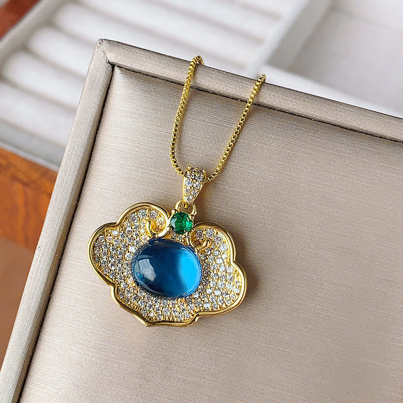 El nuevo collar colgante de oro de corindón rojo de imitación fluorescente con fondo de cobre de la joyería Zhuang Shengsheng 10*12