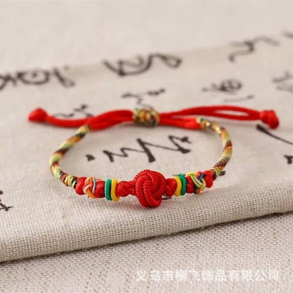 Rich and knotted bracelet