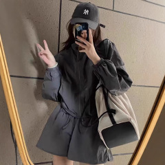 香港風chi日焼け止め上着セット女性夏の新型塩系は薄いゆるいパンツスポーツウェアの2セットを着ている