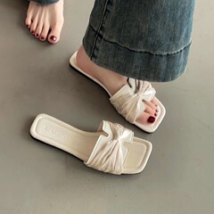 フレンチスタイルのアンドロメダ風のつま先のビーチシューズの女性の夏の新しいファッションはカジュアルなファッションを着ています。