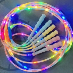 先生は子供の発光竹節縄跳びを勧めています。
