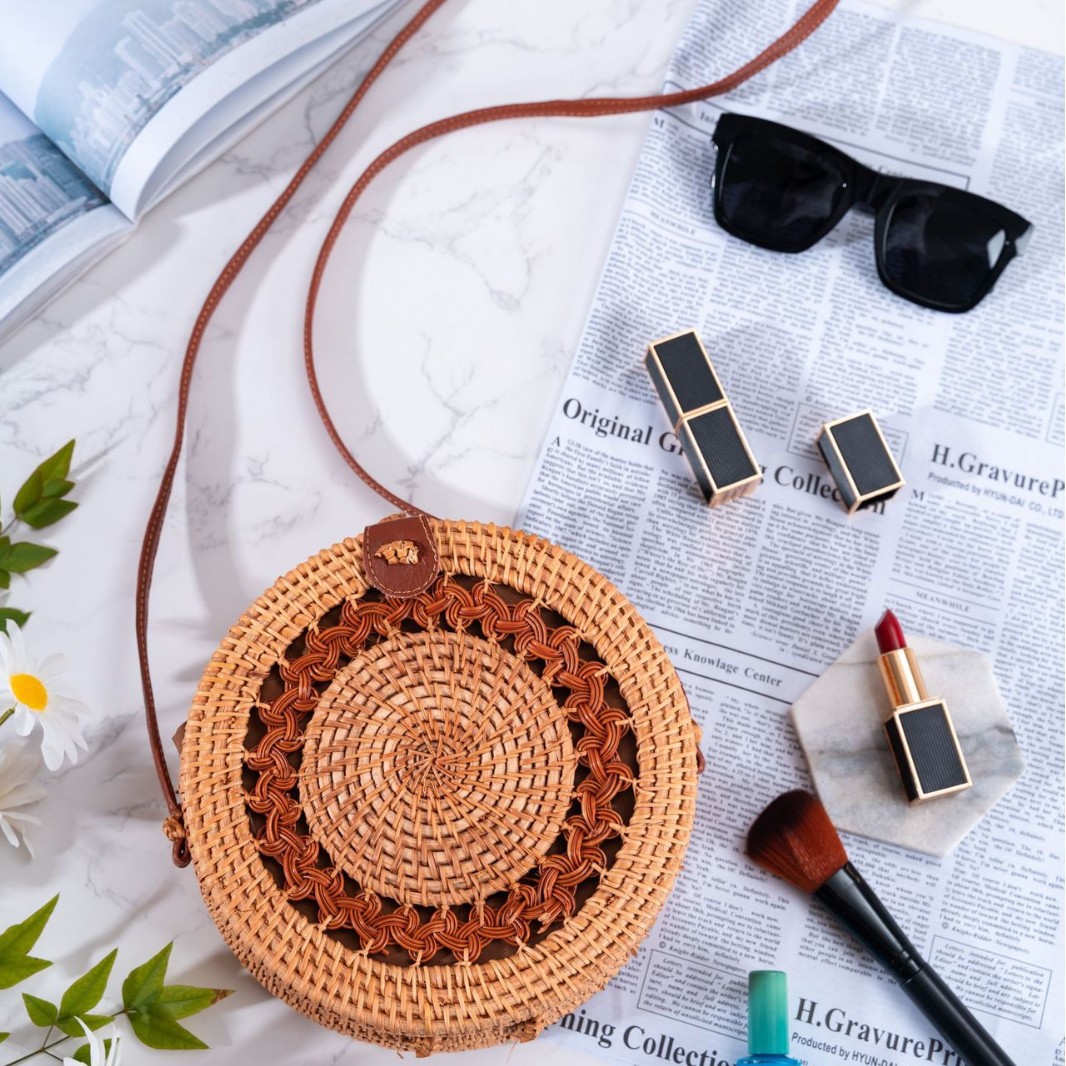 新作insネット紅女包斜めショルダー草編み透かし彫り文芸編み籐編みバケツ包み草編みバッグ