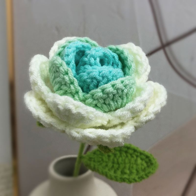完成品の手作りの花はバラの花をシミュレーションします。|undefined