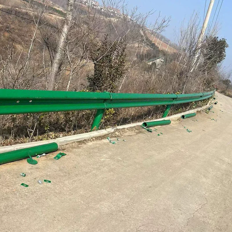 Сельскохозяйственная дорога гофрированный ограждением Горячая оцинкованная спрей пластиковые перила Двухволновая трехволновая доска ограждением Анти-столкновение ограждением с обеих сторон дороги