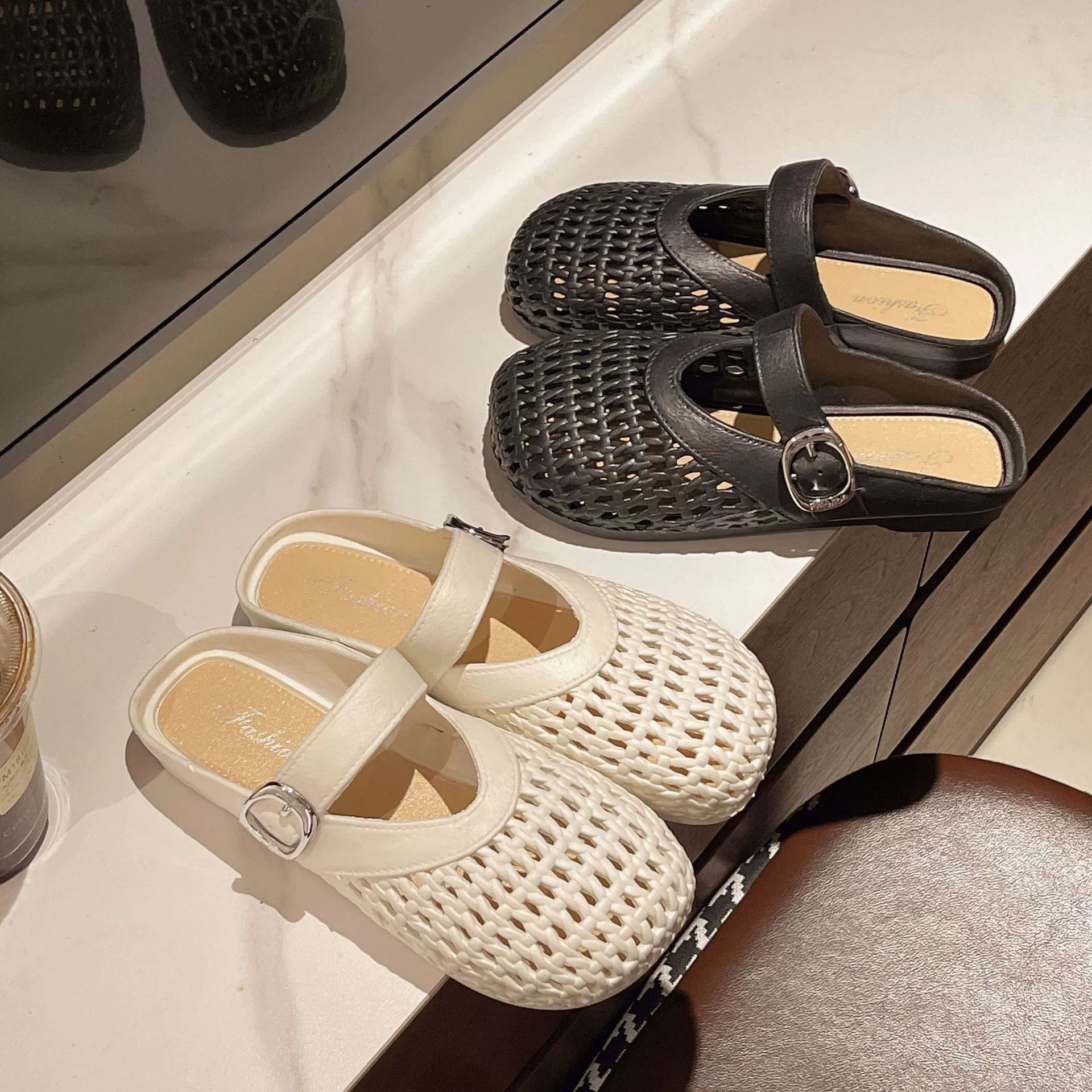 Женские полусандалии с плоской французской застежкой для улицы, лето 2025, новые сетчатые дышащие и удобные полусандалии.