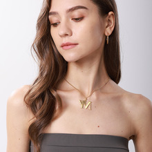 蝴蝶字母项链18k镀金不锈钢字母吊坠女26个字母项链镂空蝴蝶项链