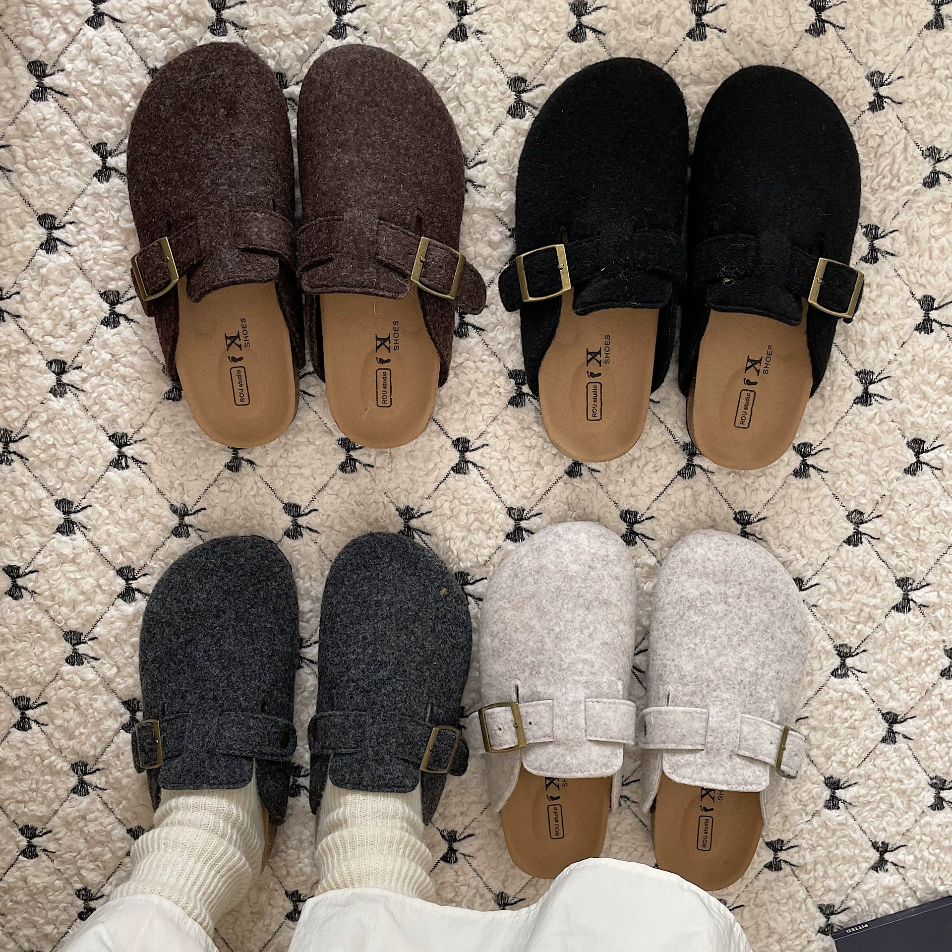 Jinmi с толстым дном, Баотоу, женщина, носящая одну обувь весной и осенью 2025 года