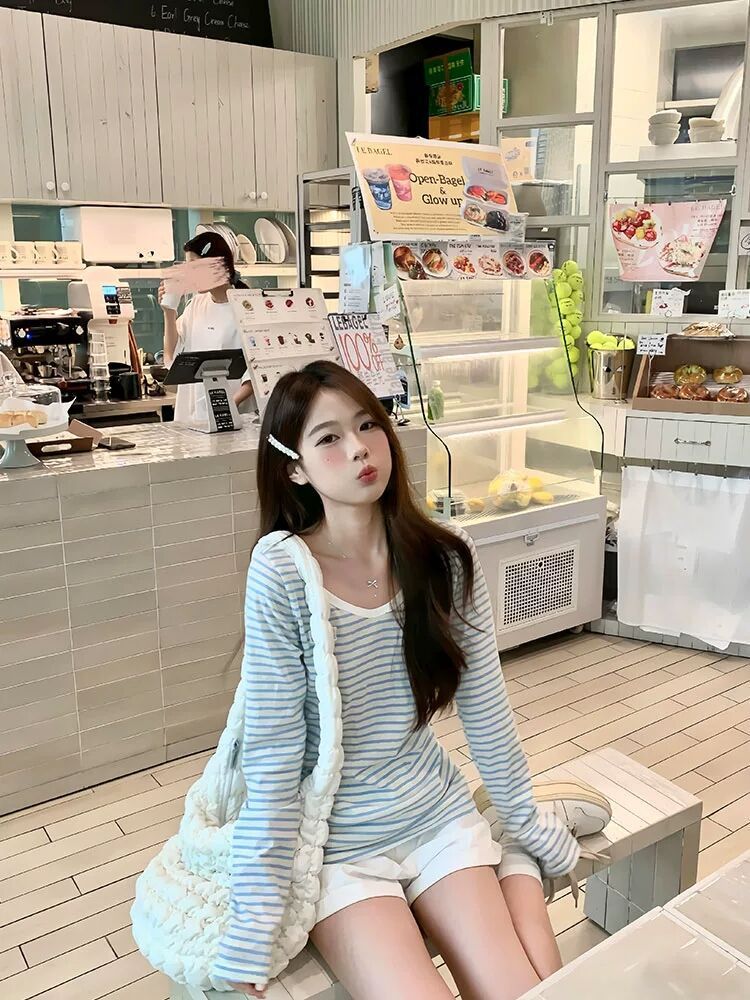 Jiaoxiting Blue V-Neck Striped Sun-Protective Long-Sleeve T-Shirt for Women, Korean Style Relaxed and Lazy Loose-Fitting Top for Women