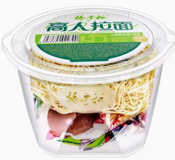 楊主の番頭の優れたラーメンの粉の麺の野菜の卵の広い粉の金のスープの肥えた牛の多い味の桶はインスタント食品の量の大きい特恵に便利です。