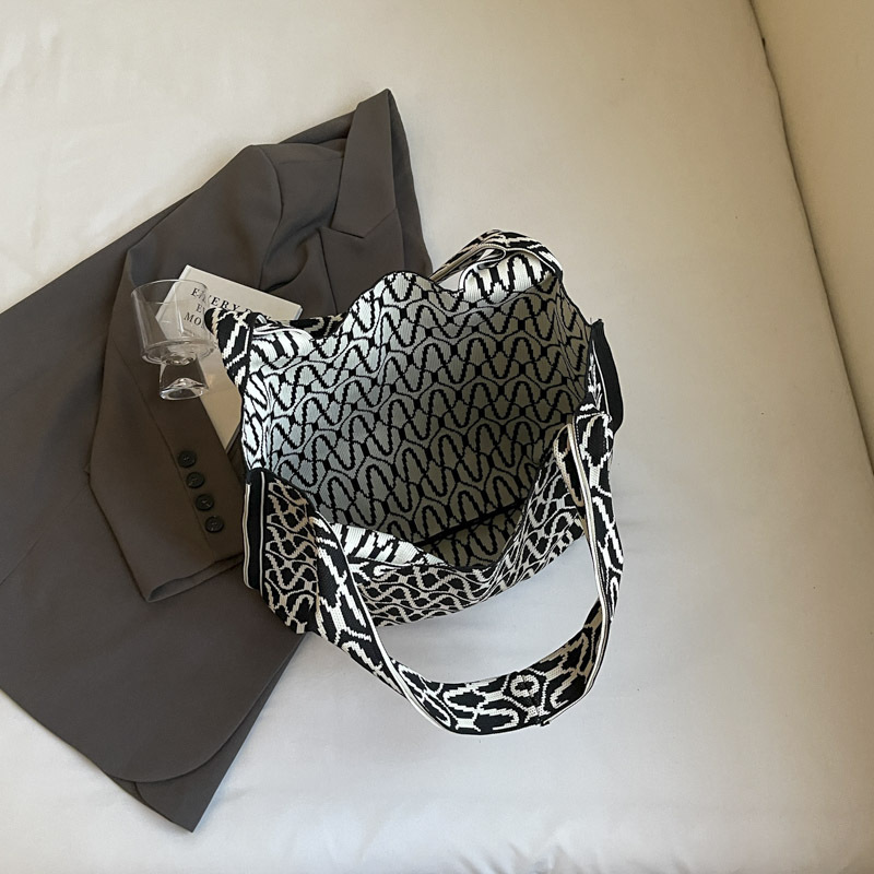 Knitted bags are fashionable and versatile. Knitted tote handbags are new large-capacity shopping bags for women. Single-shoulder bags are new for office workers undefined