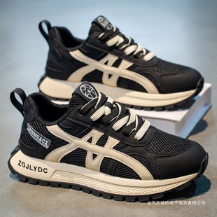 ������Ь2025�¿��ļ��W��͸�����e�\��Ь�ڱ�������׺�ɫ�ϵ�Ь