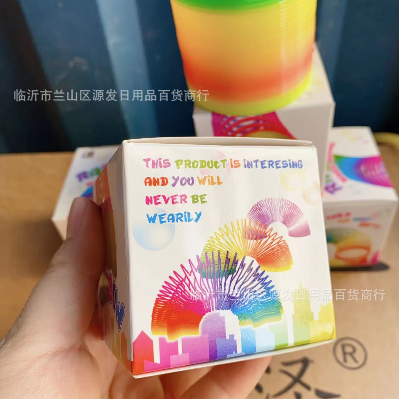Anillo de arco iris de descompresión para niños anillo mágico jengle color anillo de primavera nostálgico de la infancia en caja 2 yuanes grandes almacenes al por mayor image 4