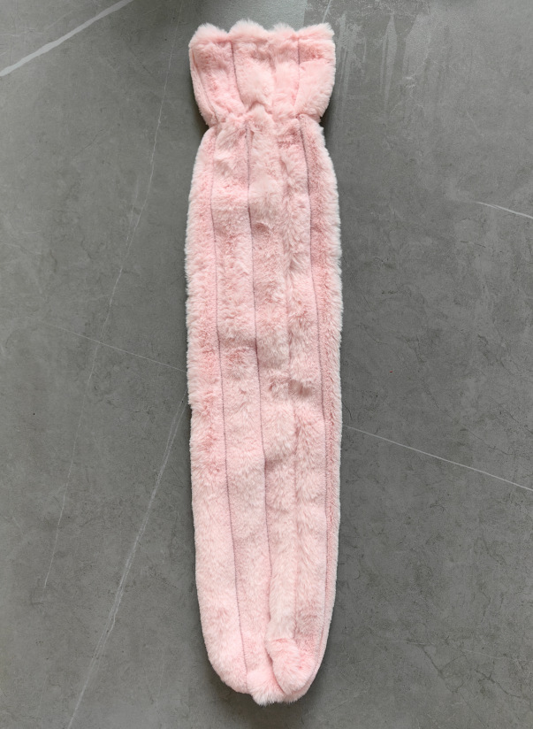 긴 분홍색 온수병 + 세로 줄무늬 분홍색 천 커버