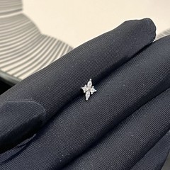 超きらきらして小さくて精巧な馬の目のジルコンの十字の設計のピアスの小さい衆の平底の耳の骨のピアスのイヤリング