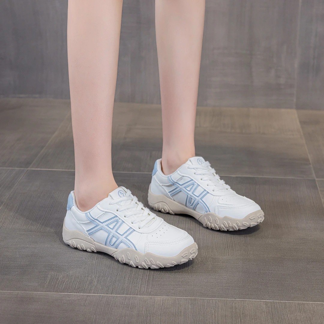2026 primavera y otoño nuevos zapatos blancos delgados con suela suave ligera zapatos deportivos casuales de altura interior de malla transpirable zapatos de entrenamiento