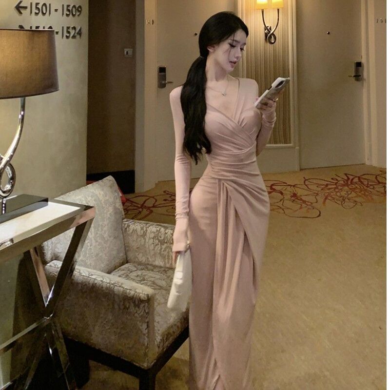 Elegant V-neck long-sleeved dress, waist-cinching and slimming, with a slit and a fitted silhouette, a beautiful long dress for women, perfect for formal occasions Elegant V-neck long-sleeved dress, waist-cinching and slimming, with a slit and a fitted silhouette, a beautiful long dress for women, perfect for formal occasions