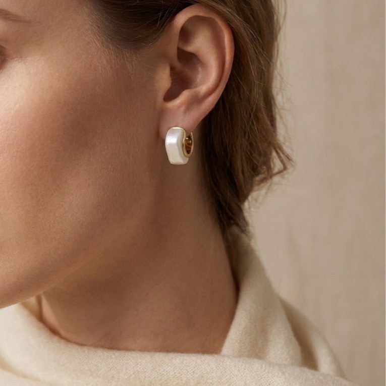 French-style pearl wide-brimmed earrings for women, simple and elegant, pearl luster hoops, suitable for commuting, stylish earrings, factory wholesale, mixed batch