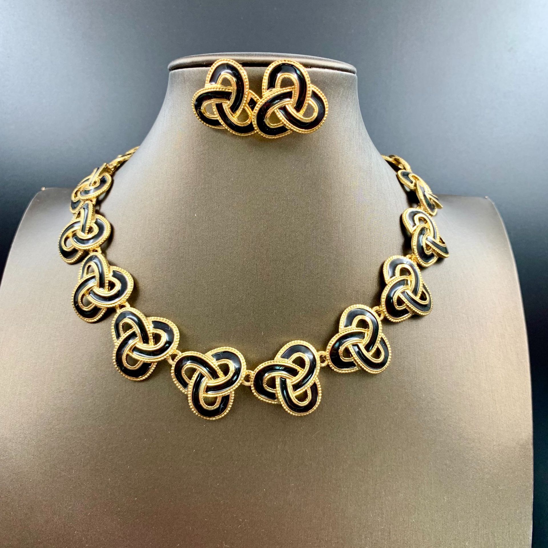 Flower line design jewelry set, elegant intellectual simplicity stud earrings necklace set_voghion.com