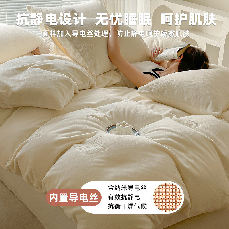 A clase de lujo ligero europeo de invierno cálido de seda de cuatro piezas con seda de coral gruesa cubierta de sábanas sensación de gato