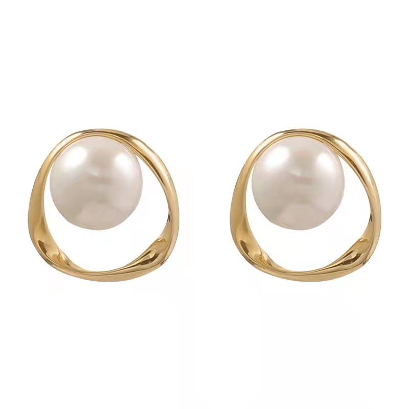 Chic Pearl Earrings