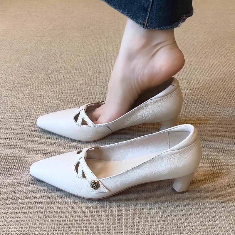 (in Stock) Black Camellia Flower Chunky Heel Women's Shallow Mouth Commuting Pointed Toe Comfortable High Heels with Comfortable Square Heel